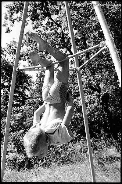 petit garon suspendu - little boy hanging